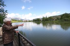 Woman pointing at the Wildsee near Seefeld Austria 40D 7842.JPG Woman pointing at the Wildsee near Seefeld Austria 40D 7842.JPG