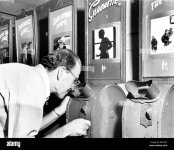 man-looking-into-a-nickelodeon-film-machine-B32YWT.jpg man-looking-into-a-nickelodeon-film-machine-B32YWT.jpg