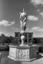 2405GPMXBW29 Castle fountain.jpg 2405GPMXBW29 Castle fountain.jpg