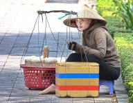 DSC00834 e coconut seller_resize.JPG