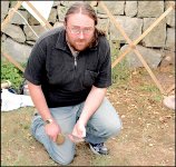 Flint knapping demonstartion at Avebury CAN_3903.jpg Flint knapping demonstartion at Avebury CAN_3903.jpg