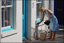 Woman washing window Buckfastleigh D5100 2015081808.JPG