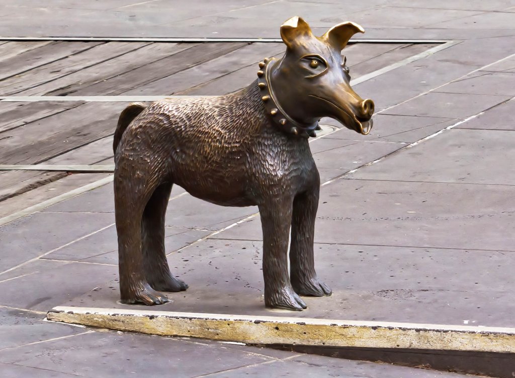 Larry La Trobe bronze dog statue