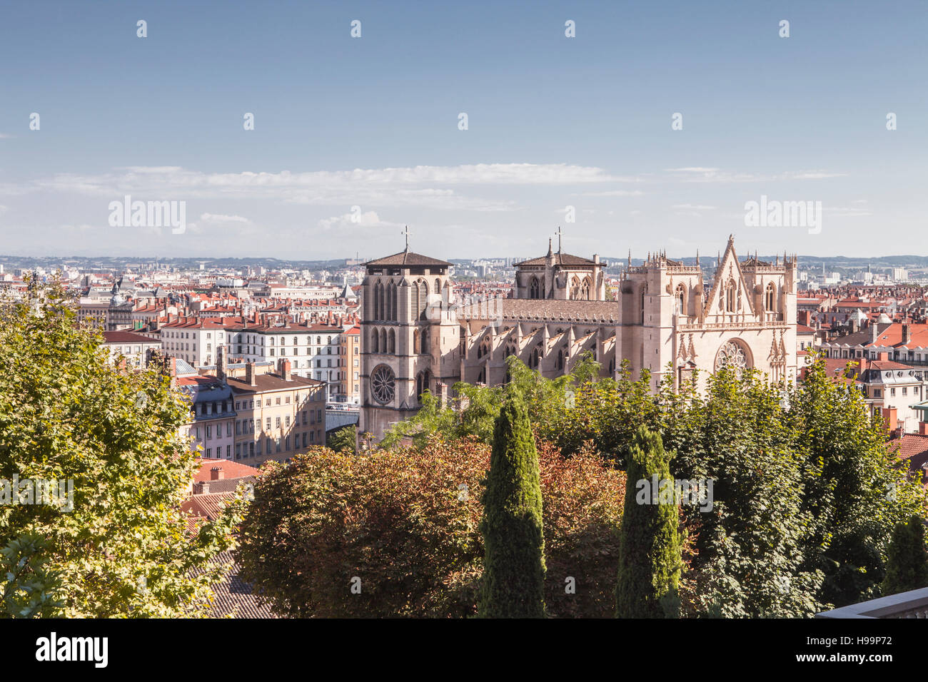 looking-over-the-rooftops-of-vieux-lyon-to-the-cathedral-H99P72.jpg