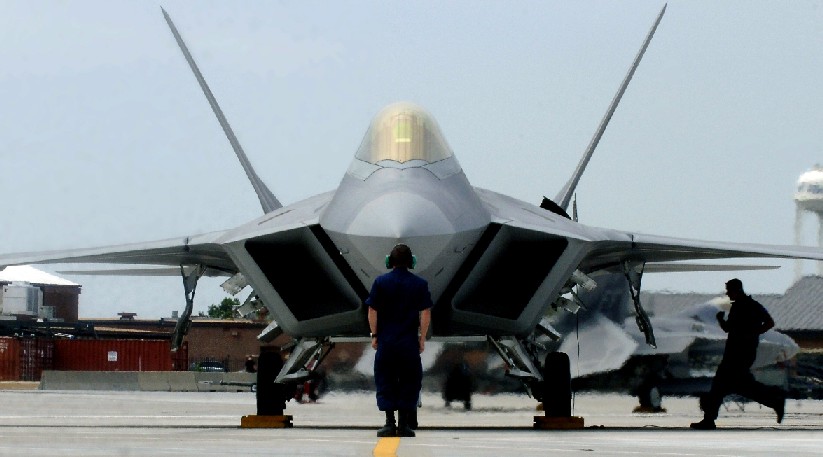 f-22-em-langley-afb-foto-usaf.jpg